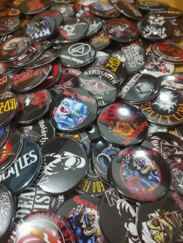 Bottons Broche Rock Metal Bandas Música Punk Hard Core Thrash Death - NerdDog Store