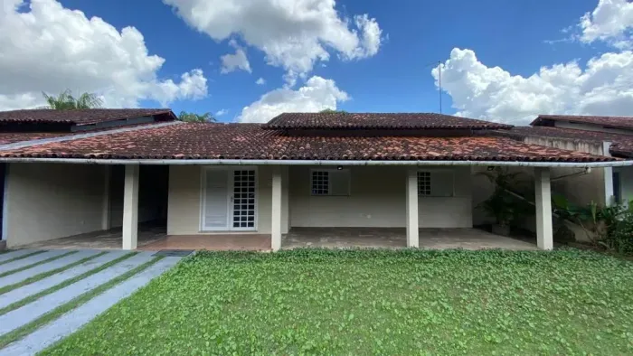 Casa em Condomínio para venda tem 450 metros quadrados com 3 quartos