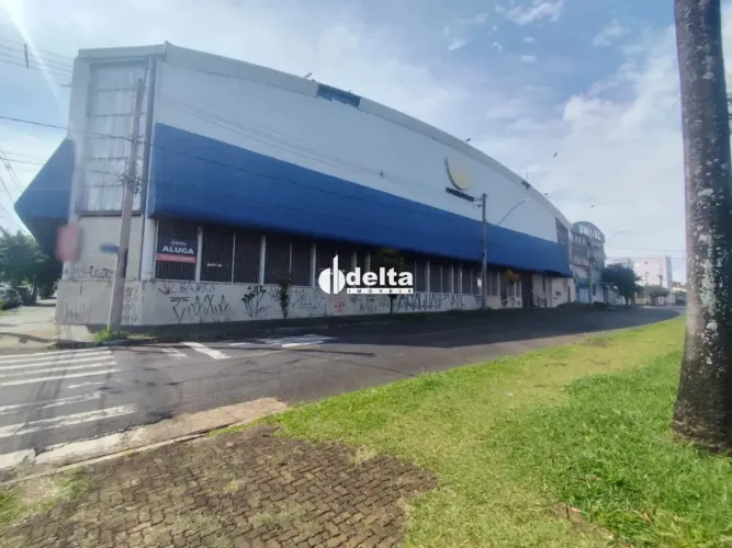 Prédio comercial disponível para locação no bairro Santa Mônica em Uberlândia-MG