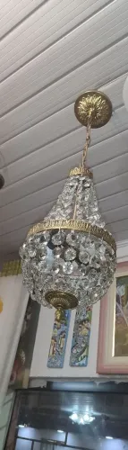 Clássico lustre antigo no estilo império.