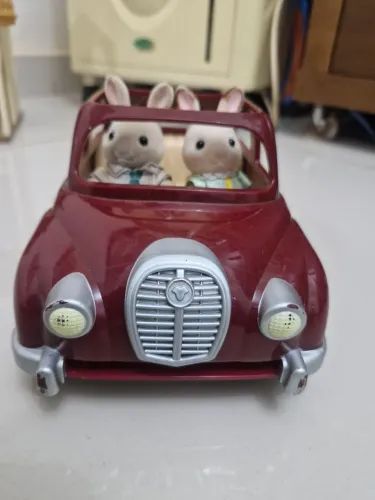 Carro sedan da Sylvanian Families + bonecos