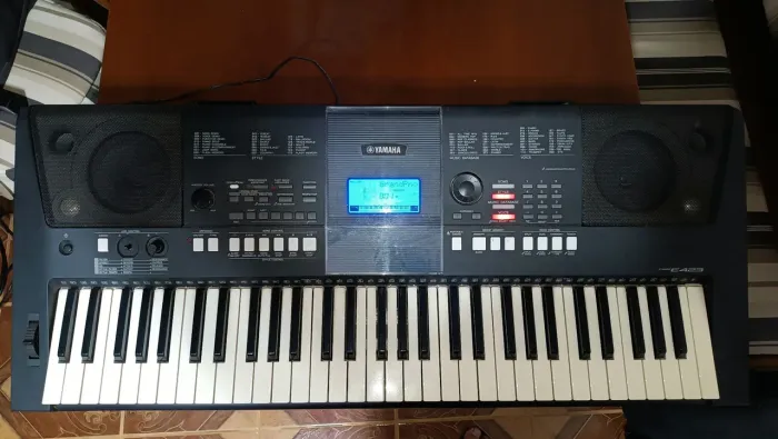 Teclado Yamaha PSR-E423 | 61 Teclas Sensitivas | Excelente Estado