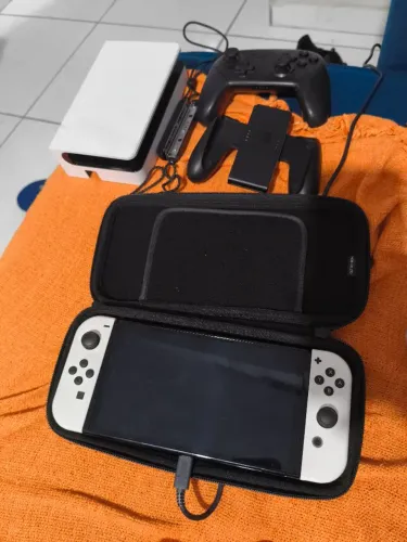 Nintendo Switch OLED Branco 64GB + Pro Controller Original + Case