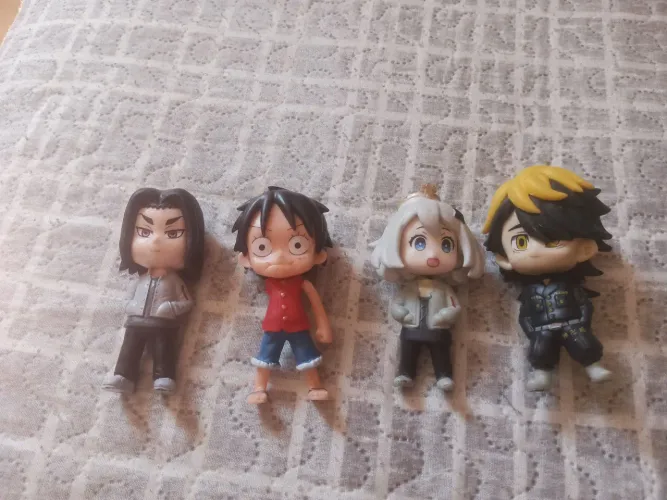 Figuras em miniatura de anime "One Piece" e "Tokyo Revengers". LEIA O ANÚNCIO