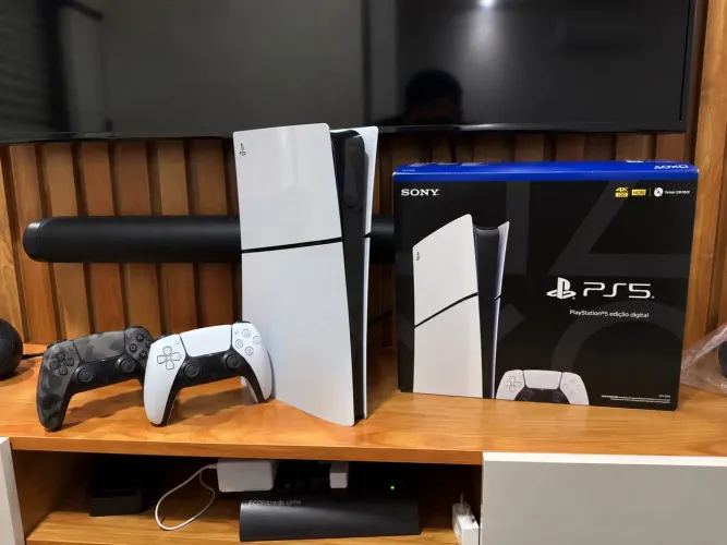PlayStation 5 Slim + Dois DualSense Vendo ou Troco