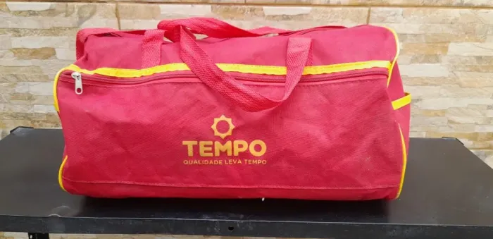 Bolsa de viagem vermelha ,lona, bolso com zíper e bolsos laterais