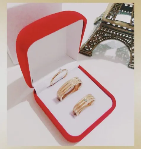 Par de Alianças Retas Escv. C Frisos 6m Ouro18K Banho + Solitário. Namoro, Casamento 