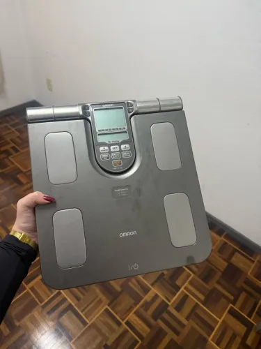 Vende se, balança de bioimpedância e adipômetro.