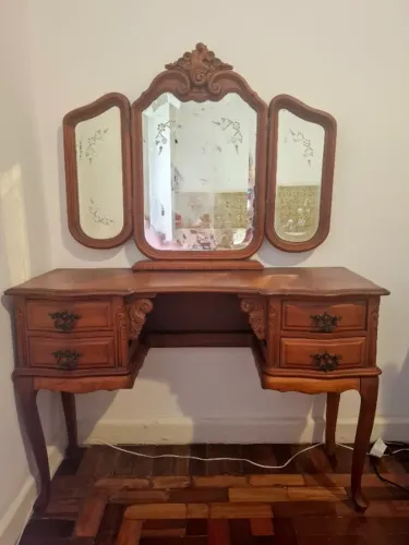 Penteadeira estilo Chippendale em Madeira Maciça com Espelho Triplo - Excelente Estado