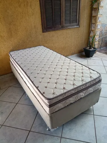 Cama box solteiro com colchão. Seminova. Perfeito estado.