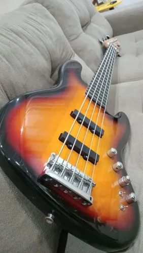 Baixo Fender Squier delux