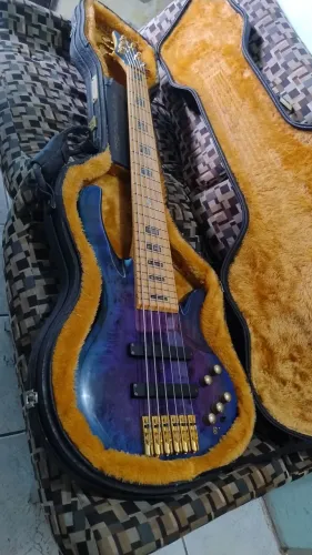 Baixo seis cordas De Oliveira