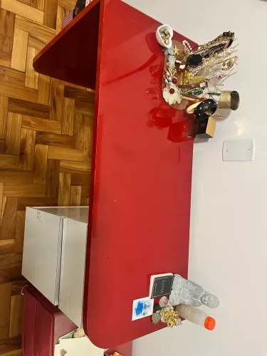 Escrivaninha Vermelha