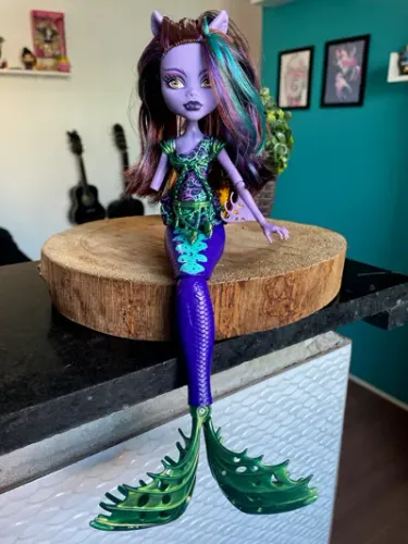 Boneca Clawdeen Wolf A Assustadora Barreira de Coral - Sem Braço Direito