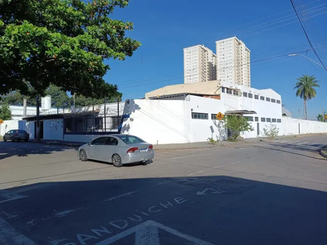 Imóvel comercial. Com 1000m2 de área construída. Terreno com gavetas 780 m2