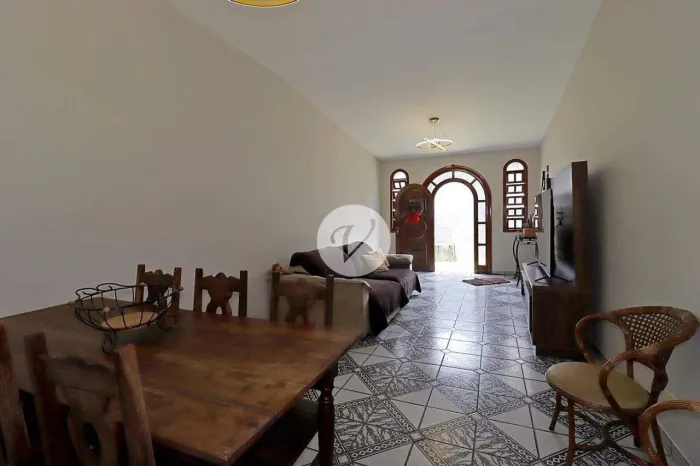 Excelente Casa de 285 m² , 5 dormitórios, 5 vagas de garagem localizada a um quarteirão do
