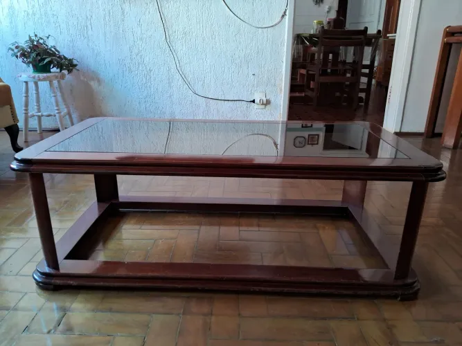 Mesa de centro de sala em madeira e vidro