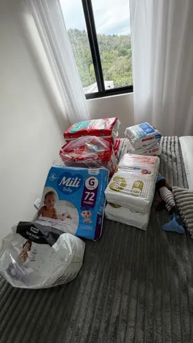 624 fraldas descartáveis de tamanhos e marcas diversas + 144 folhas de lenço umedecido
