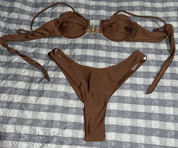 Biquíni feminino marrom chocolate com aro e detalhe metálico