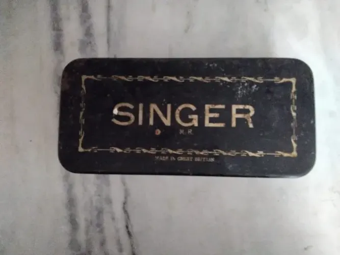 ANTIGA CAIXA DE METAL SINGER ANOS 50 COM ACESSÓRIOS  