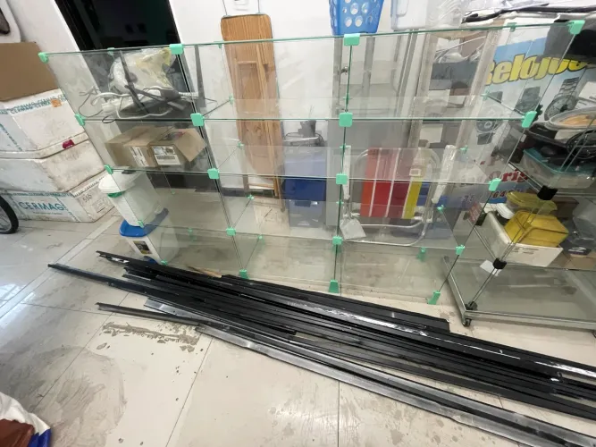 Balcão de vidro modulado com 12 espaços horizontais
