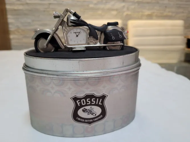 Relógio em moto  marca Fossil colecionável 
