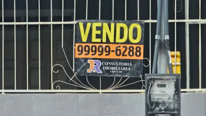CASA NO UNIVERSITÁRIO III, 3 QUARTOS, 2 BANHEIROS, ÁREA, SALAS, COZINHA.