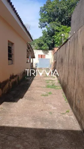Casa no Saraiva 2 quartos, amplo terreno e ótimo potencial