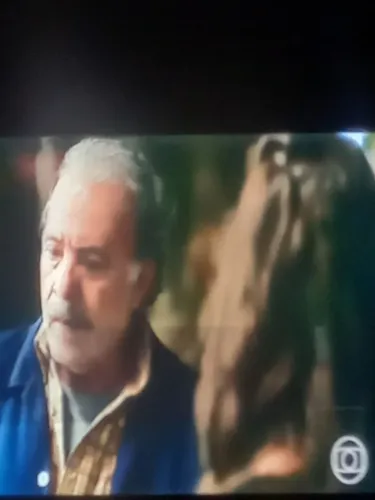 TV 32polegadas não é smart  com alguma listras que não atrapalha em nada da pra assistir 