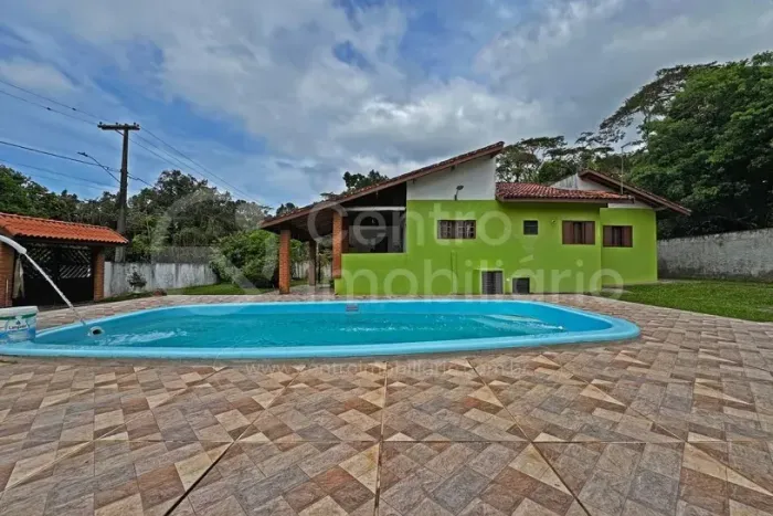 CASA à venda com piscina e 4 quartos em Peruíbe, no bairro Sao Marcos