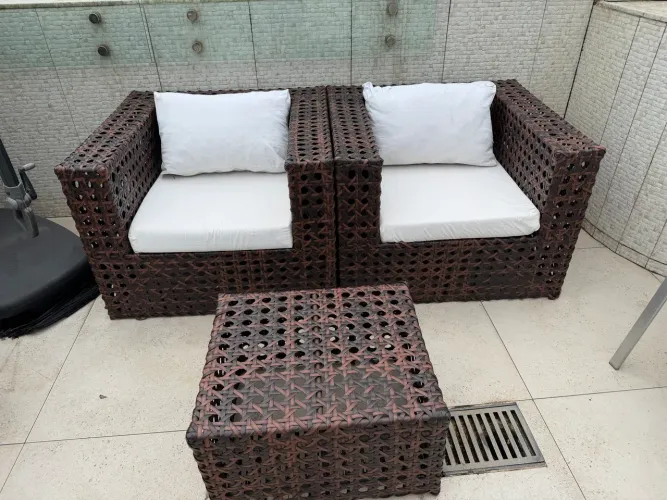 Conjunto 1 sofá + 2 poltronas + 1 mesa de centro de fibra sintética trançadas