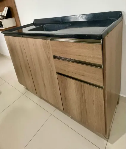 Armário de cozinha com pia.