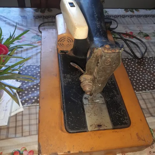 Vendo máquina de costura Singer serva com motor e pedar para colecionadores