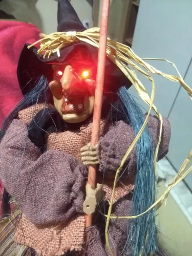 Bruxa com led nos olhos