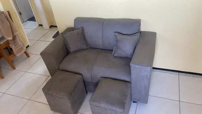 SOFÁ 2 LUGARES , 2 PUFFS E 2 ALMOFADAS DA COR CINZA!