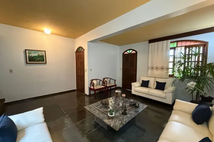 Casa à Venda - Havaí, 4 Quartos, 225 m2