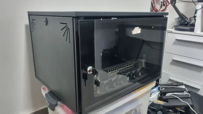 Rack TRIUNFO servidor + switch 24 portas + Régua 8