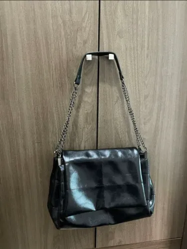 Bolsa preta de couro com correntes