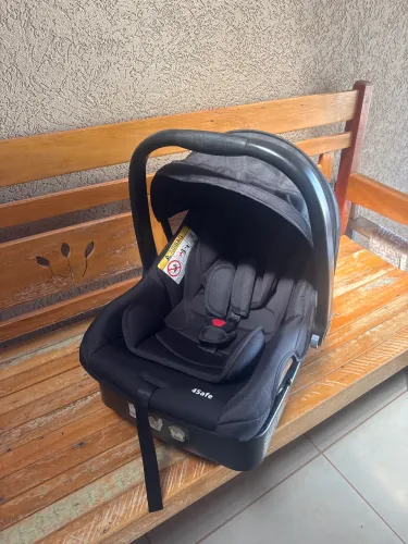 Carrinho de bebê e bebê conforto