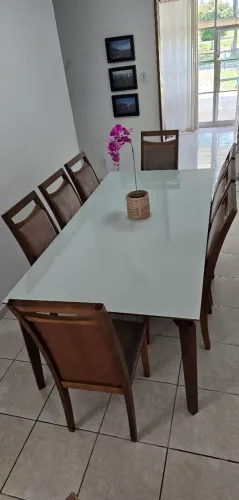 Mesa de jantar em madeira maciça com 8 cadeiras