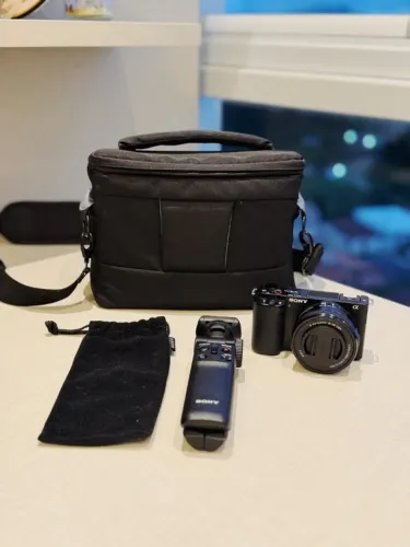 Câmera Sony ZV-E10 + Tripé Sony Bluetooth + Bolsa