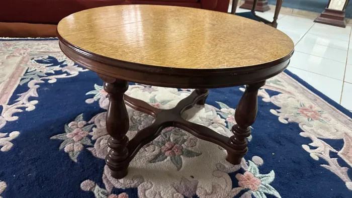 Mesa de centro em Madeira maciça com tampo em rádica