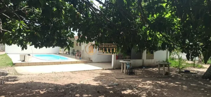 Granja com 1 casa com duas salas.2 quartos sendo um suíte. 1 piscina de fibra 5X3 com 1,40