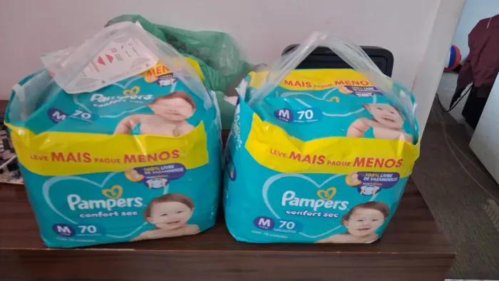 Fralda pampers 2 pacotes de 70 unidades tamanho M