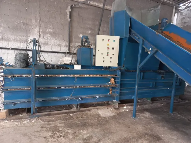 Conjunto Prensa enfardadeira esteiras e Triturador