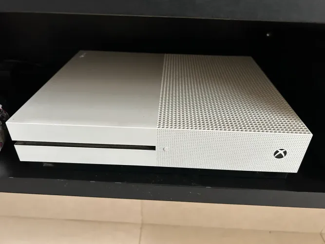 X box onde 1 TB dois controles completo com caixa