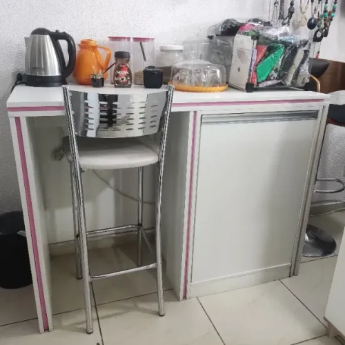 Mesa de MDF apoio de frigobar ou cadeira, com armário pra guardar alguma