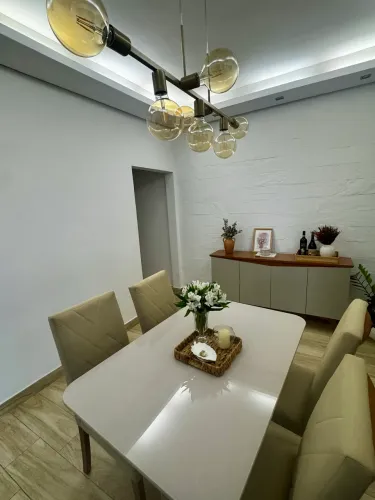 Conjunto de mesa e cadeiras