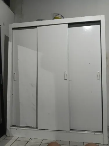Guarda roupa branco 3 portas de correr