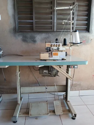 Máquina de costura overloque ponto cadeia